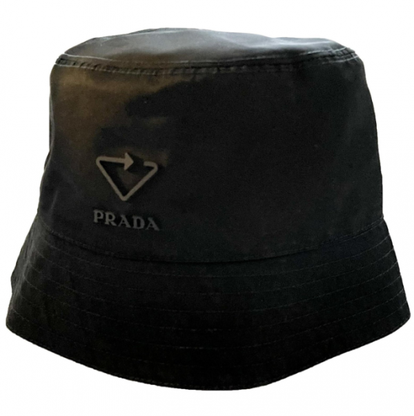Topi bucket hat berbahan nylon dengan logo label karet